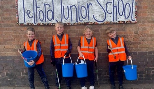 Picture showing Year 3 litter pickers.