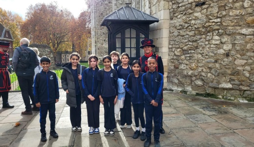 Y6 pupils pictured with a beefeater at the Tower of London.