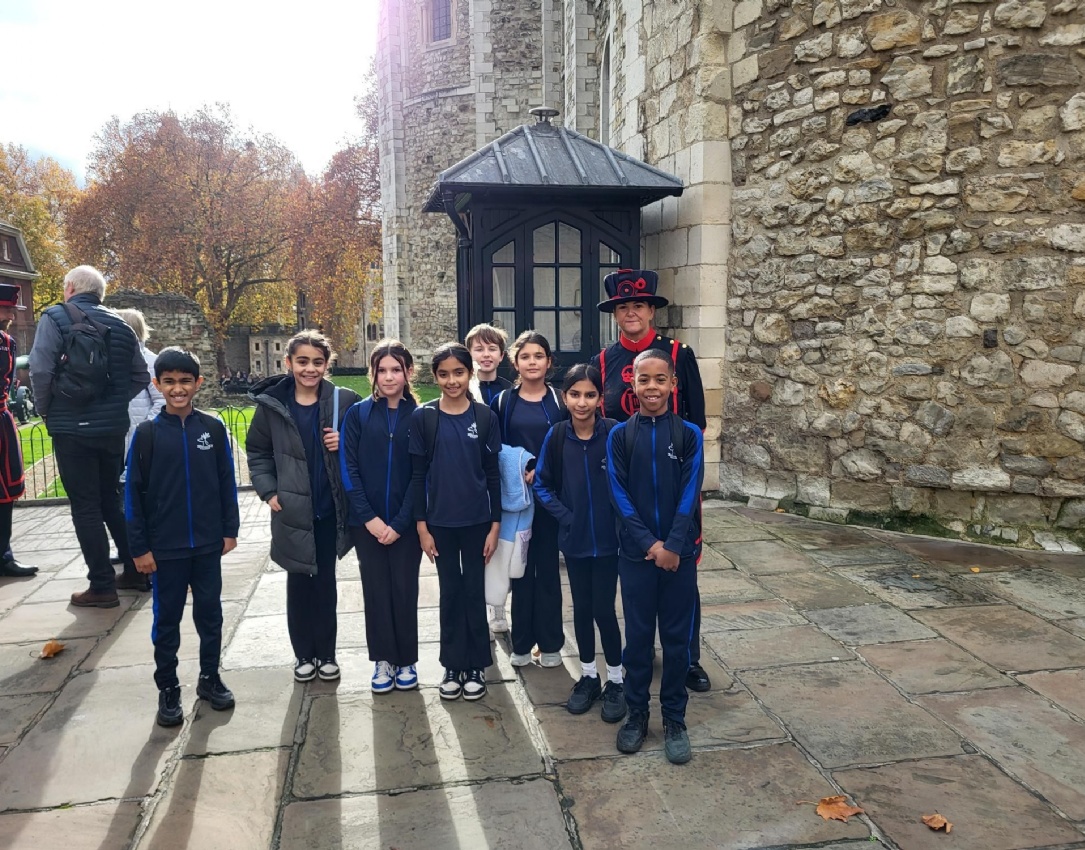 Y6 pupils pictured with a beefeater at the Tower of London.